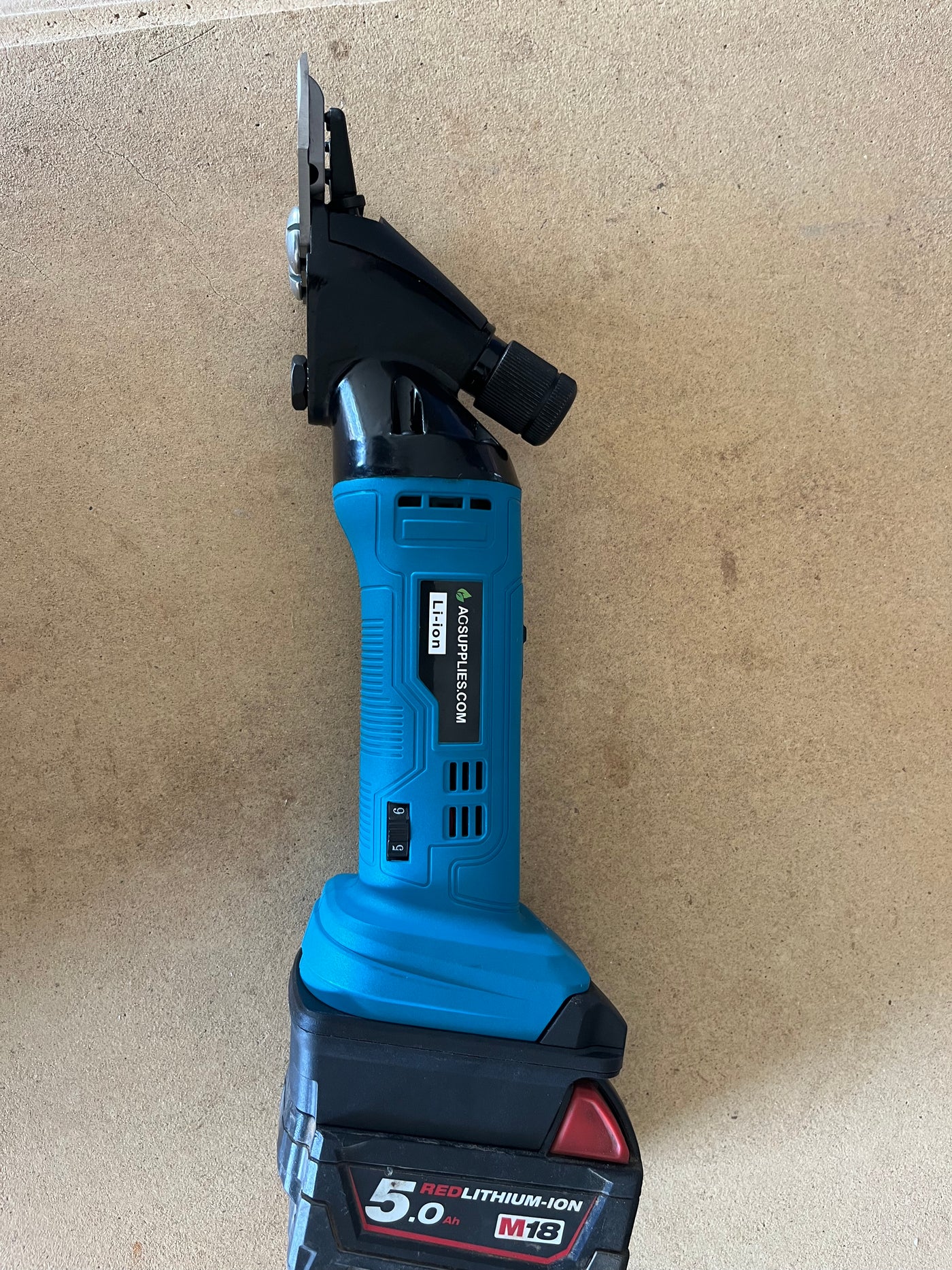 DM18M Battery Converter Adapter: Engineered for Makita tools, it transforms Milwaukee M18 18V to Makita 18V BL1830 BL1850 Batteries, while also accommodating Dewalt 20V Battery compatibility